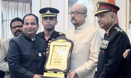 सशस्त्र सेना झंडा दिवस: राज्यभर से जुटाए गए 18 लाख रुपये, कलेक्टर डॉ. गौरव सिंह को राज्यपाल ने किया सम्मानित