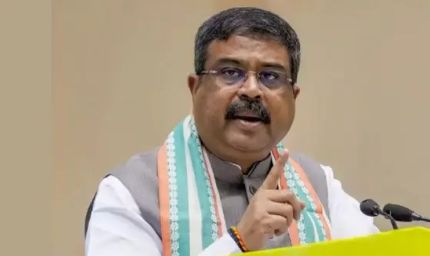₹500 गुलदस्ता 20 सेकंड के लिए, इतना पैसा 2 KG सेब लेने में लगेगा” — धर्मेंद्र प्रधान का तीखा सुझाव