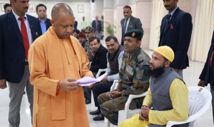 मुख्यमंत्री योगी आदित्यनाथ ने ‘जनता दर्शन’ में आये नागरिकों से की मुलाक़ात