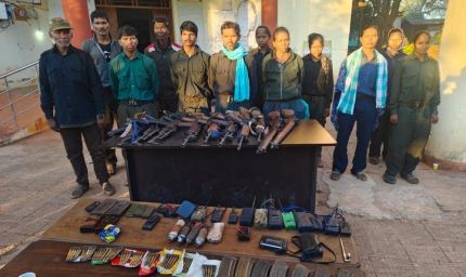 मध्य प्रदेश में नक्सलवाद पर बड़ी जीत, 1 करोड़ के इनामी रामधेर मज्जी सहित 12 कमांडर सरेंडर