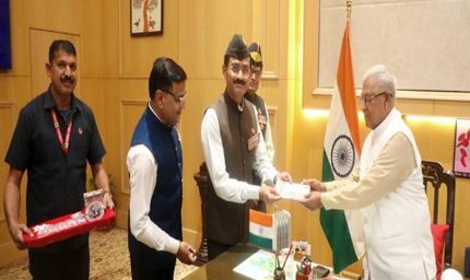 राज्यपाल  पटेल को सशस्त्र सेना झंडा दिवस पर लगाया गया ध्वज, लोकभवन में मना सशस्त्र झंडा दिवस