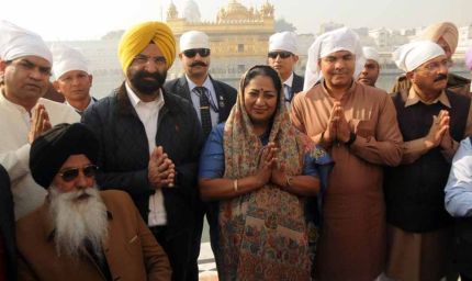 दिल्ली की मुख्यमंत्री ने स्वर्ण मंदिर में टेका माथा, मंत्रियों संग की विशेष अरदास