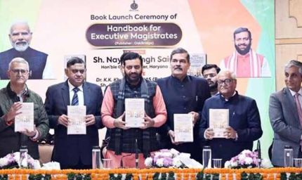 लेखक की साधना समाज का आईना: CM ने नायब सैनी की एग्जीक्यूटिव मजिस्ट्रेट्स बुक का किया विमोचन