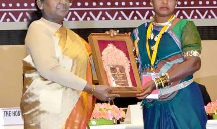 छत्तीसगढ़ का गर्व: हीराबाई झरेका बघेल को राष्ट्रपति द्रौपदी मुर्मु ने दिया राष्ट्रीय हस्तशिल्प पुरस्कार
