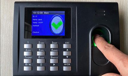 सूरजपुर : कलेक्ट्रेट में 01 जनवरी से बायोमेट्रिक डिवाइस से अधिकारियों, कर्मचारियों का लगेगा अटेंडेंस