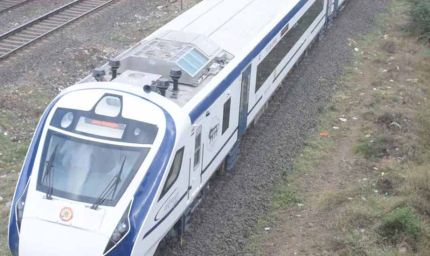 पंजाब में वंदे भारत ट्रेन रोकी गई, ट्रैक पर बैठे लोग; बढ़ा तनाव