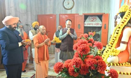 उत्तराखंड के राज्यपाल ने गोरखनाथ मंदिर में किया दर्शन-पूजन
