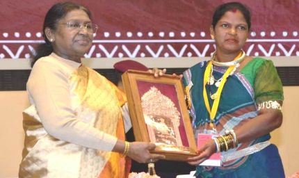 रायपुर : राष्ट्रपति द्रौपदी मुर्मु के हाथों हीराबाई झरेका बघेल राष्ट्रीय हस्तशिल्प पुरस्कार से सम्मानित