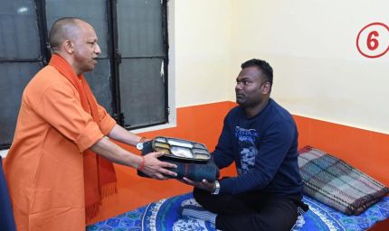 हर जरूरतमंद को शीतलहर से बचाने को सरकार प्रतिबद्ध : मुख्यमंत्री योगी आदित्यनाथ
