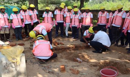 रायपुर : जिन हाथों में कभी बंदूक थीं, वही हाथ अब बनाएँगे गरीबों का आशियाना जिन हाथों में कभी बंदूक थीं