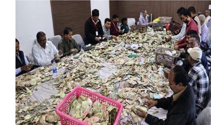 इंदौर के खजराना गणेश मंदिर की दान पेटियाँ खोली गईं, डेढ़ करोड़ रुपये, डॉलर और सोने-चांदी के जेवर मिले