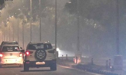 दम घोंटती दिल्ली: साल की सबसे जहरीली हवा, AQI 430 पार, राहत की उम्मीद धुंधली