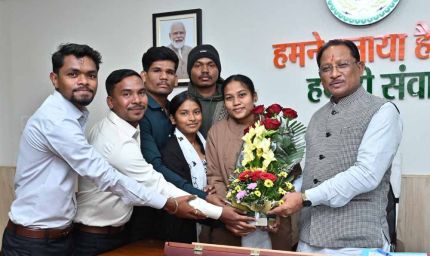 मुख्यमंत्री साय से आदर्श पोस्ट मैट्रिक आदिवासी बालक छात्रावास के प्रतिनिधिमंडल ने की सौजन्य भेंट
