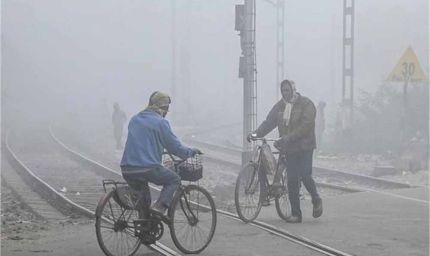 कड़ाके की ठंड का कहर, घने कोहरे में ठहरी जनजीवन की रफ्तार