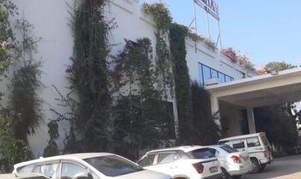 खजुराहो के गौतम रिसॉर्ट में आलू-टमाटर सब्जी खाने से 4 कर्मचारियों की मौत, होटल का खाद्य लाइसेंस निलंबित