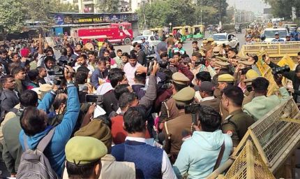UPPSC के बाहर बवाल: मांगों को लेकर सड़क पर उतरे प्रतियोगी छात्र, पुलिस से हुई झड़प