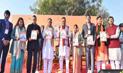 मुख्यमंत्री भजनलाल शर्मा ने पिंजरापोल गौशाला में की गोसेवा, रक्तदान शिविर का लिया जायजा