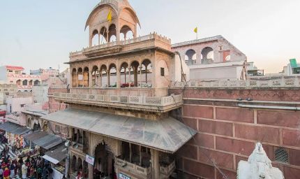 वृंदावन के बांके बिहारी मंदिर में परंपरा टूटी: हलवाई को सैलरी न मिलने पर नहीं हुआ ठाकुर जी का भोग