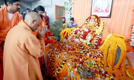 मुख्यमंत्री योगी आदित्यनाथ ने रामलला के श्रीचरणों में झुकाया शीश, हनुमानगढ़ी में भी लगाई हाजिरी