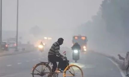 यूपी में ठंड का डबल वार: घना कोहरा और शीतलहर, मौसम विभाग का अलर्ट