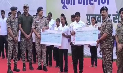 छत्तीसगढ़ में बड़ा नक्सल सरेंडर: 84 लाख के इनामी 34 नक्सलियों ने डाले हथियार, 7 महिलाएं भी शामिल