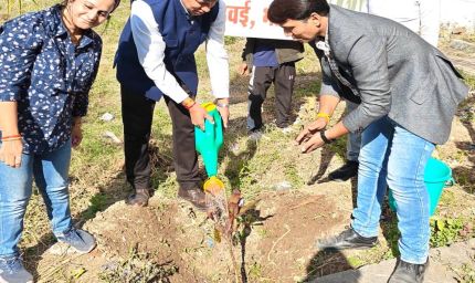 जनजातीय कार्य विभाग में संचालित छात्रावास प्रांगण में पौधारोपण कर किया भारतीय वीर शहीदों को याद