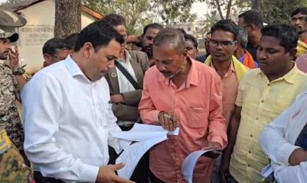 किसानों ने धान खरीदी केंद्र प्रभारियों की मनमानी के खिलाफ निकली रैली, तहसीलदार को सौंपा ज्ञापन