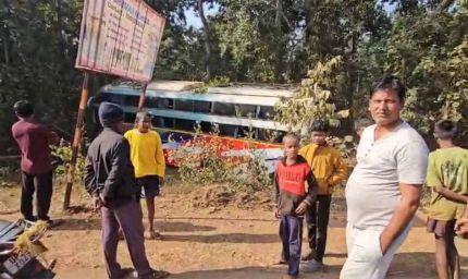 तिरुपति जा रही दर्शनार्थियों से भरी बस हादसे का शिकार, एक यात्री की मौत