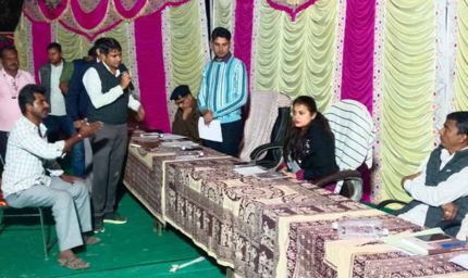 सर्द रात में गांव पहुंचीं कलेक्टर टीना डाबी, भेडाणा में चौपाल लगाकर सुनीं ग्रामीणों की समस्याएं