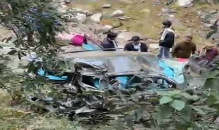 कैंची धाम के पास भीषण सड़क हादसा: श्रद्धालुओं की स्कॉर्पियो खाई में गिरी, 3 की मौत, 5 घायल