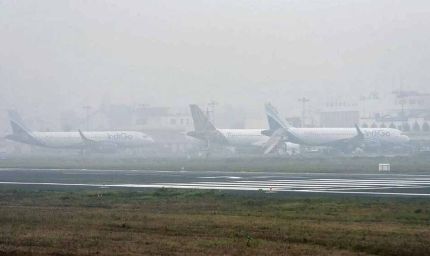 दिल्ली-NCR में घना कोहरा और स्मॉग, 22 उड़ानें रद्द, विजिबिलिटी प्रभावित