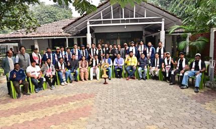 सैयद मुश्ताक अली ट्रॉफी जीतने वाली टीम ने CM हेमंत सोरेन से की मुलाकात, खिलाड़ियों का शॉल ओढ़ाकर सम्मान