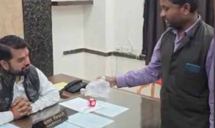 मच्छरों से परेशान नागरिक का अनोखा विरोध: काटने वालों को मारकर थैले में भरकर नगर निगम पहुँचा