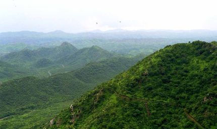अरावली पर क्यों दिल्ली से राजस्थान तक छिड़ा विवाद, क्या हैं बढ़ती चिंताएं?