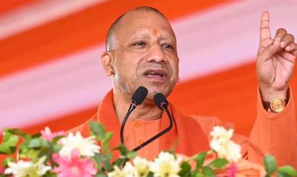 युवा सहकार सम्मेलन:  मुख्यमंत्री ने डीएम वाराणसी व महराजगंज को किया सम्मानित