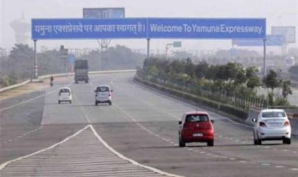 यमुना एक्सप्रेसवे पर शाम 5 बजे के बाद भारी वाहनों की एंट्री बंद, जानें प्रशासन का फैसला क्यों