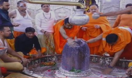 महाकाल के अन्नक्षेत्र में जेपी नड्डा और CM मोहन यादव ने स्वयं उठाई प्रसादी की थाली