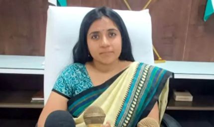 खरगोन कलेक्टर भव्या मित्तल ने 4 बाबुओं को राहत घोटाले में टर्मिनेट किया