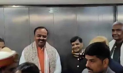 यूपी विधानसभा में सियासी संयोग! एक ही लिफ्ट में नजर आए केशव मौर्य और शिवपाल यादव, VIDEO वायरल