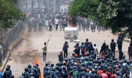 बांग्लादेश में जलते अखबार दफ्तरों को चुपचाप देखती रही पुलिस, अधिकारी ने दी सफाई