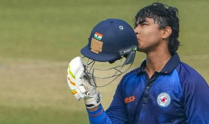 वैभव सूर्यवंशी ने विजय हजारे ट्रॉफी में 36 गेंदों में शतक जड़ा, 10 चौके और 8 छक्के लगाए