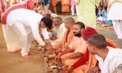 सीएम मोहन यादव के बेटे-बहू ने शुरू की नर्मदा परिक्रमा, ओंकारेश्वर से 15 दिन की पवित्र यात्रा