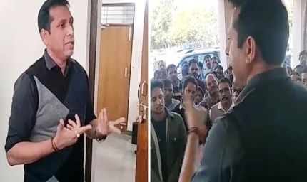 ‘झुंड बनाकर आओगे तो क्या मैं झुक जाऊंगा?’ IAS ने पटवारियों को लताड़ा, नेताओं के दबाव में न आएं चेतावनी