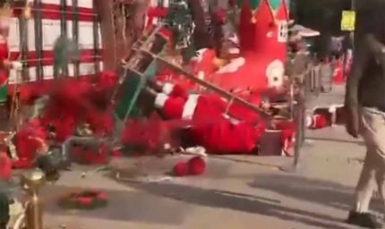 रायपुर के मैग्नेटो मॉल में बवाल, क्रिसमस डेकोरेशन को भीड़ ने किया तहस-नहस