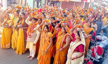 51 कलश सिर पर लेकर चलीं महिलाएं, जमकर थिरकें श्रद्धालु