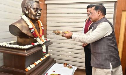 मुख्यमंत्री विष्णु देव साय ने भारत रत्न अटल बिहारी वाजपेयी की प्रतिमा पर माल्यार्पण कर दी श्रद्धांजलि