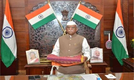 राज्यपाल हरिभाऊ बागडे ने अजमेर में ख्वाजा साहब की दरगाह पर चादर पेश की, अमन-चैन की दुआ