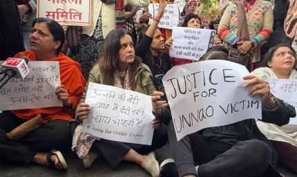 उन्नाव रेप केस: कुलदीप सेंगर की जमानत के खिलाफ दिल्ली हाईकोर्ट के बाहर महिलाओं का जोरदार प्रदर्शन