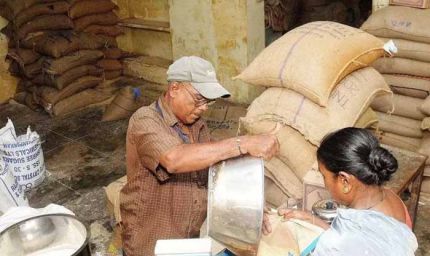 राशन वितरण में अनियमितता पर सख्त एक्शन, दो दुकानों की मान्यता रद्द, एक पर जुर्माना