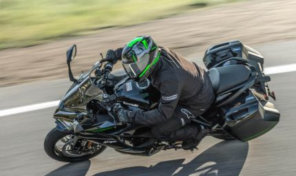 भारत में लॉन्च हुई 2026 Kawasaki Ninja 1100SX, कीमत 14.42 लाख रुपये, जानें फीचर्स